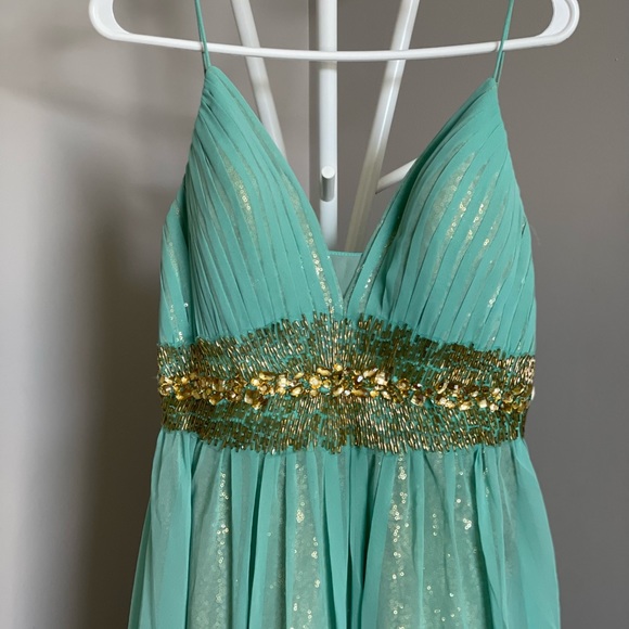 A party dress, worn once. It comes with a bolero. Size 8 - Picture 2 of 7